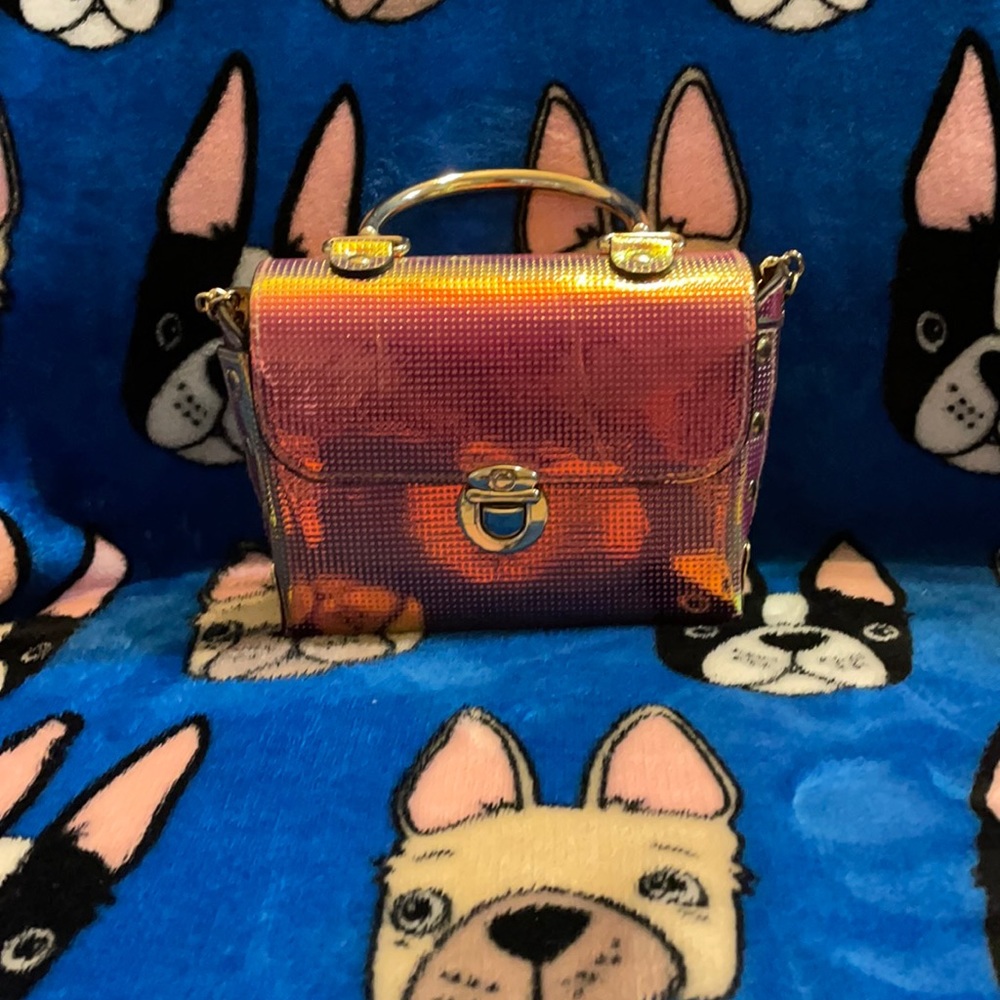 Hey guys, I’m selling this cute little purse.